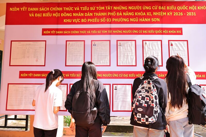 Danh sách cử tri và tiểu sử người ứng cử được niêm yết công khai giúp sinh viên tìm hiểu.  Ảnh: Diễm Phúc