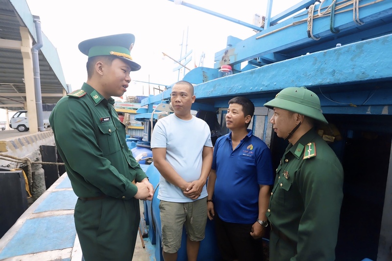 Cán bộ, chiến sĩ Đồn Biên phòng Sơn Trà tuyên truyền với ngư dân tại cảng cá Thọ Quang về thông tin ngày bầu cử. Ảnh: Biên phòng Sơn Trà