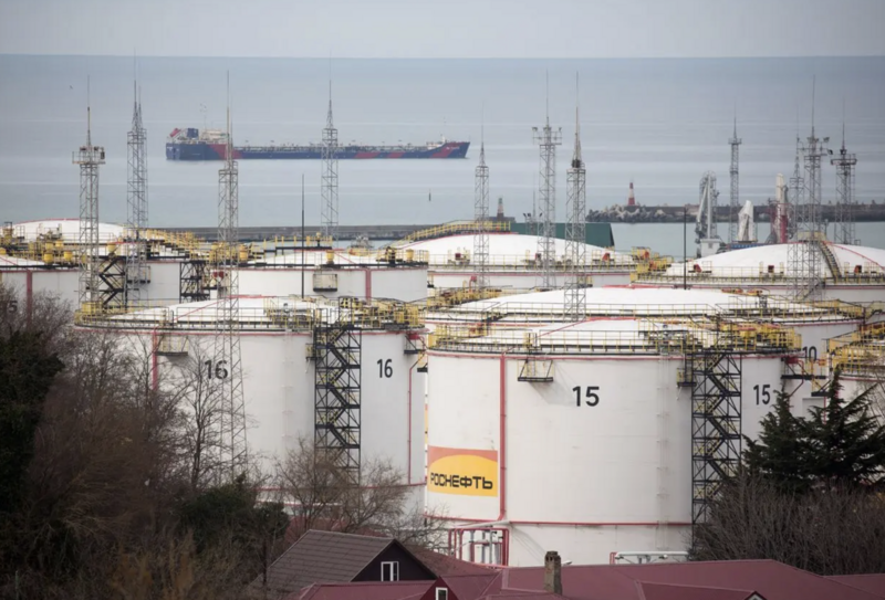 Các bể chứa dầu tại cảng Tuapse, Nga. Ảnh: Bloomberg.