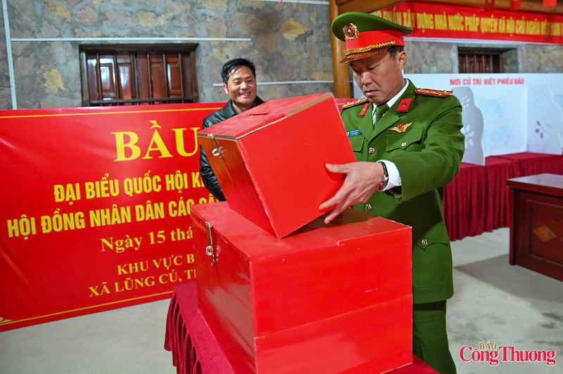 Đại tá Hoàng Trọng Vỹ - Phó Giám đốc Công an tỉnh Tuyên Quang trực tiếp kiểm tra, thị sát công tác chuẩn bị tại khu vực bỏ phiếu số 3.