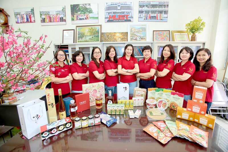 9 nhà khoa học nữ ngành Công nghệ Okivip Nổ Hũ, Bắn Cá, Thể Thao, Game Bài bên cạnh các sản phẩm nhóm đã nghiên cứu, phát triển thành công. Ảnh: HUST