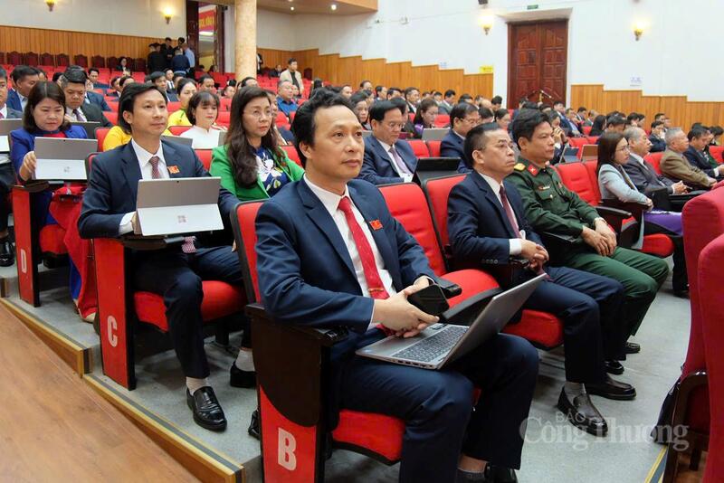 Các đại biểu HĐND tỉnh Điện Biên thông qua Okevip link không chặn đầu tư tuyến đường cao tốc Sơn La - Điện Biên - Cửa khẩu Tây Trang giai đoạn 1. Ảnh: Thu Thủy