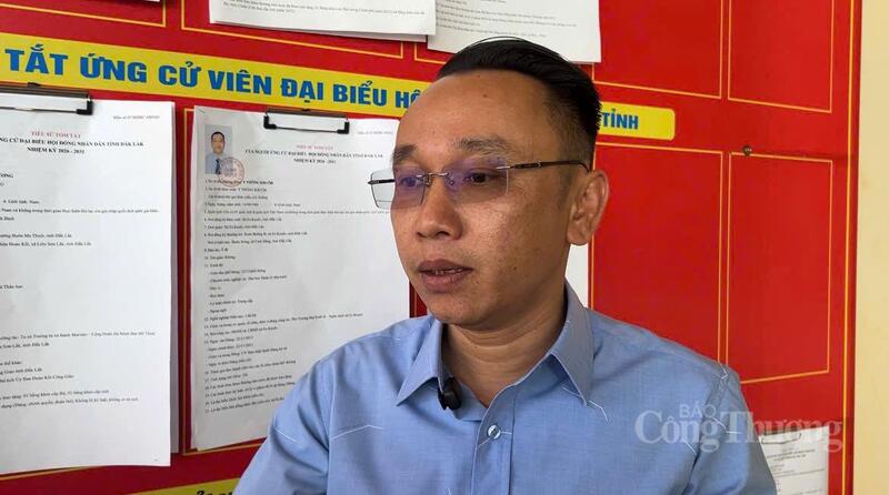Ông Nguyễn Minh Quý - Trưởng phòng Văn hóa - Xã hội xã Ea Kiết chia sẻ với phóng viên Liên Minh OK VIP Giải Trí Cá Cược World Cup 2026 về công tác bầu cử. Ảnh: Vũ Long