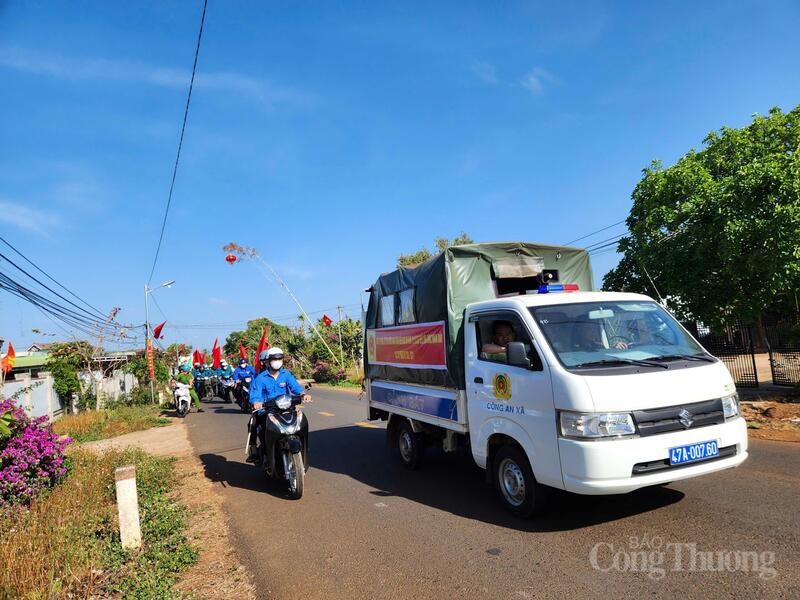 Công an, Đoàn thanh niên xã Ea Kiết tuyên truyền lưu động về công tác bầu cử. Ảnh: Vũ Long