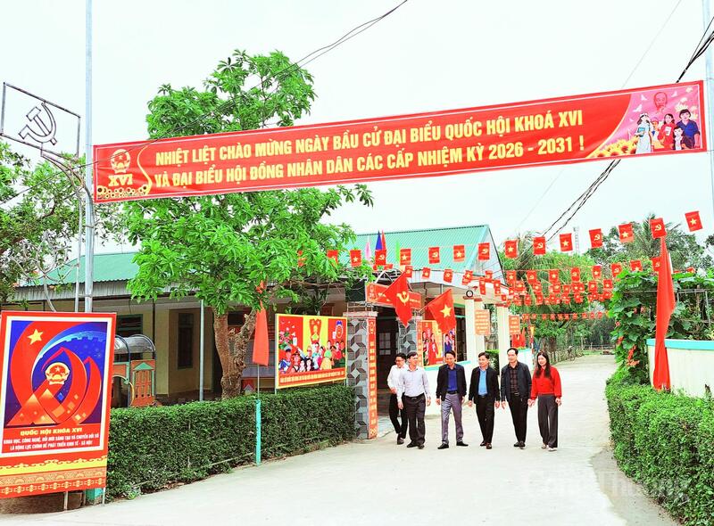 Những dải băng rôn với dòng chữ "Nhiệt liệt chào mừng ngày bầu cử đại biểu Quốc hội khóa XVI và đại biểu HĐND các cấp nhiệm kỳ 2026 - 2031" được treo trang trọng tại các ngã ba, ngã tư.