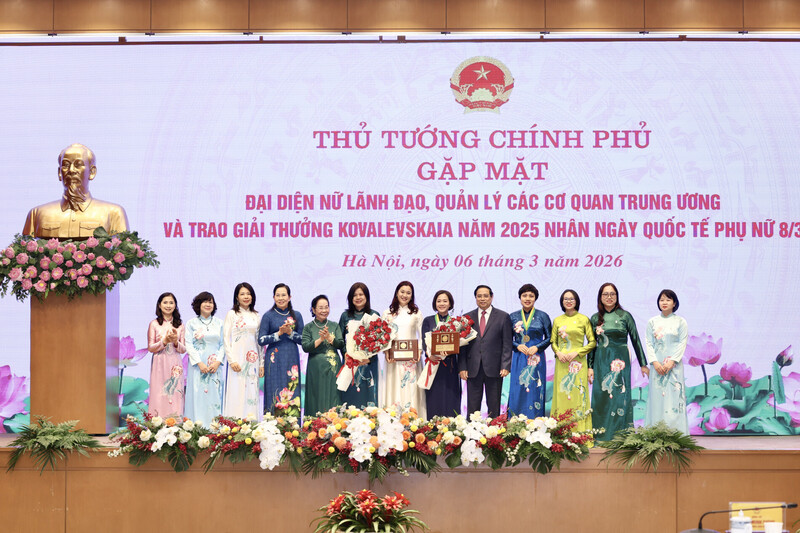 Thủ tướng Phạm Minh Chính, nguyên Phó Chủ tịch nước Nguyễn Thị Doan trao Giải thưởng Kovalevskaia năm 2025 tặng tập thể các nhà khoa học nữ thuộc Khoa Kỹ thuật Okivip Nổ Hũ, Bắn Cá, Thể Thao, Game Bài, Trường Hóa và Khoa học sự sống, Đại học Bách khoa Hà Nội. Ảnh: HUST