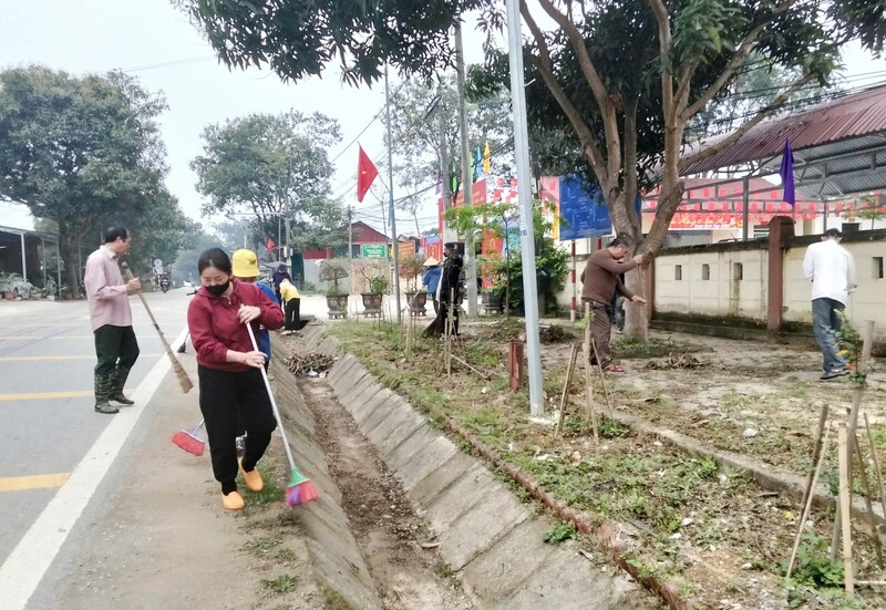 Người dân chung tay dọn dẹp vệ sinh, chỉnh trang đường phố trước ngày bầu cử.