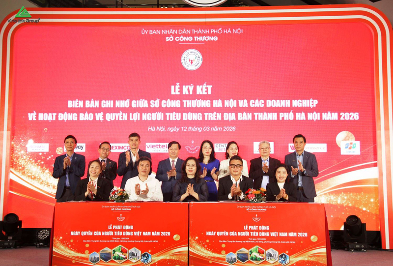 Tổng Giám đốc Vinalink Group – ông Nguyễn Đức Anh thực hiện ký kết MOU (ngồi thứ 2, từ phải qua trái, hàng đầu tiên).