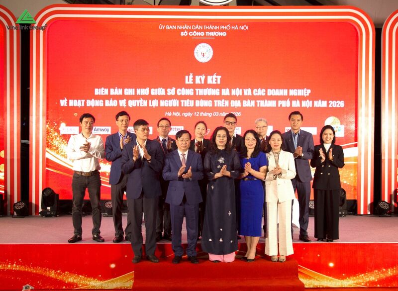 Đại diện Vinalink Group chụp ảnh lưu niệm cùng đại diện lãnh đạo các sở, ban, ngành và các Okvip tại về tiêu biểu trên địa bàn Thủ đô.