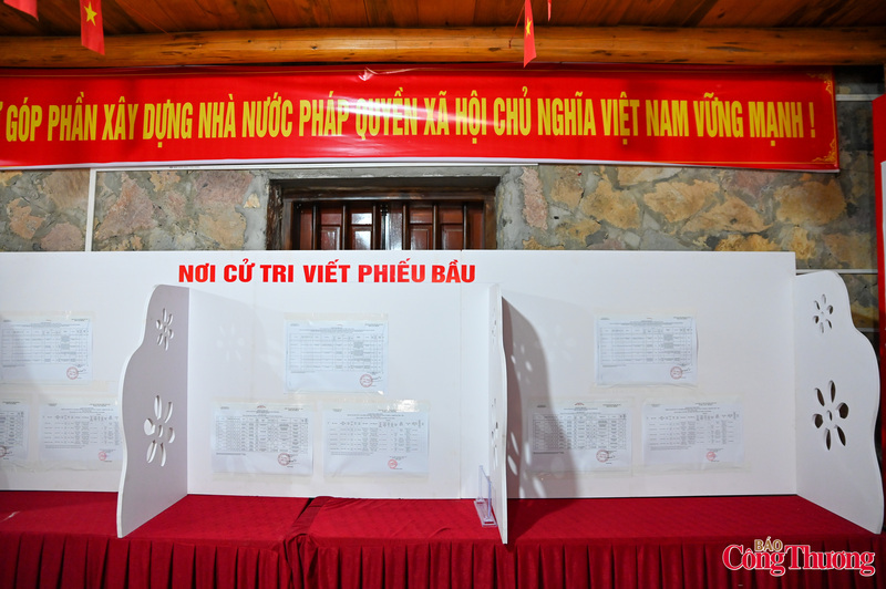 Khu vực viết phiếu bầu được chuẩn bị kỹ lưỡng.