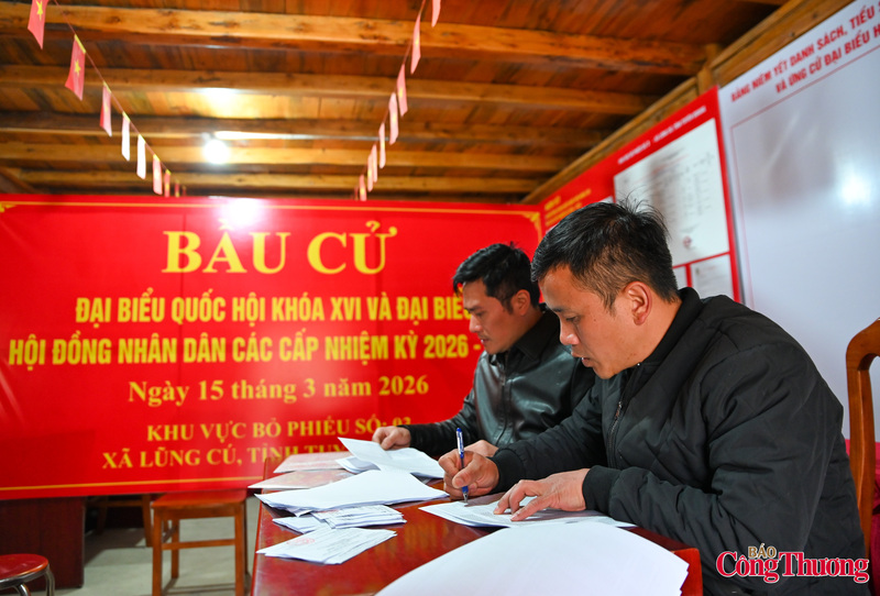 Các cán bộ rà soát lại thẻ cử tri để gửi đến bà con dân tộc sinh sống tại đây.