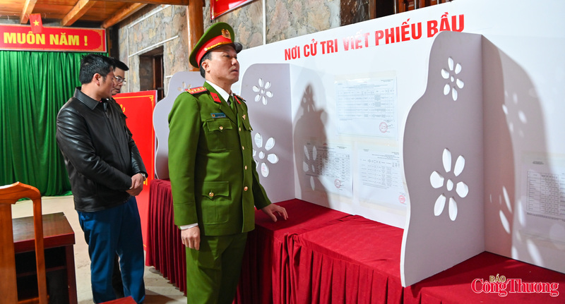 Để bảo đảm kỳ bầu cử diễn ra an toàn, đúng quy định, Đại tá Nguyễn Trọng Vỹ, Phó Giám đốc Công an tỉnh Tuyên Quang đã trực tiếp có mặt tại xã Lũng Cú kiểm tra công tác chuẩn bị bảo đảm an ninh trật tự trước ngày bầu cử.