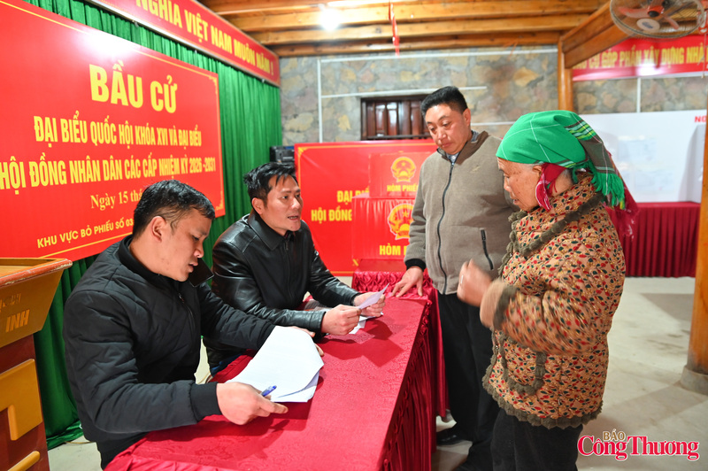 Các thông tin được cán bộ xã và trưởng thôn kiểm tra kỹ lưỡng trước khi giao thẻ cử tri.