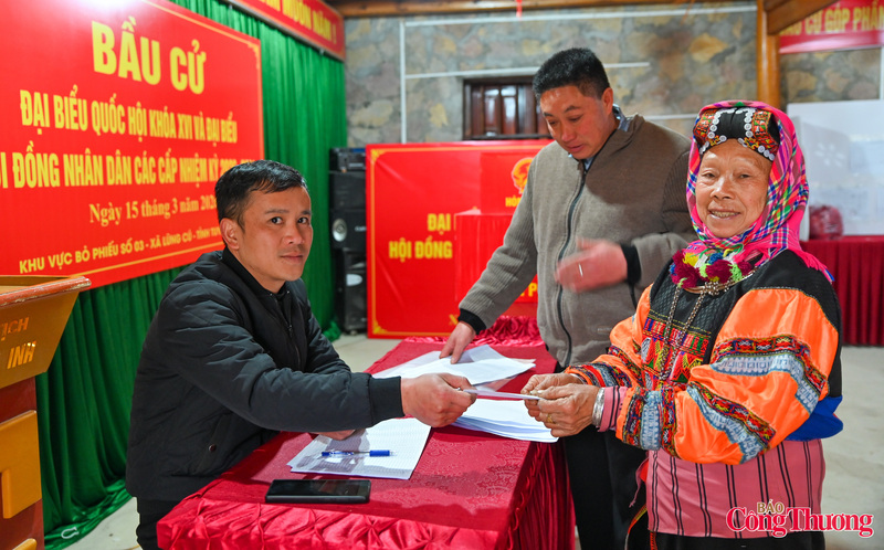Bà Vàng Thị Gai, 72 tuổi tới nhận thẻ cử tri cho lần đi bỏ phiếu thứ 10.