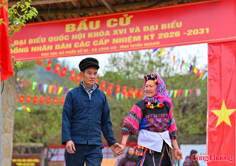 Ngày hội non sông đang đến gần; trên từng con đường, góc phố, thôn bản của quê hương cách mạng, sắc cờ đỏ thắm như gửi gắm niềm tin và khát vọng của nhân dân vào một nhiệm kỳ mới với nhiều bước phát triển.