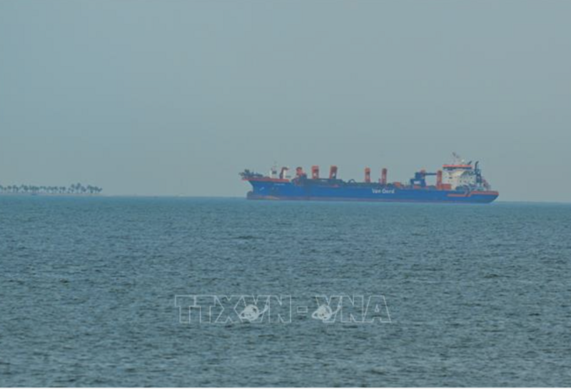 Eo biển Hormuz "tê liệt" khiến việc vận chuyển hàng trên thế giới gặp nhiều thách thức. Ảnh: TTXVN