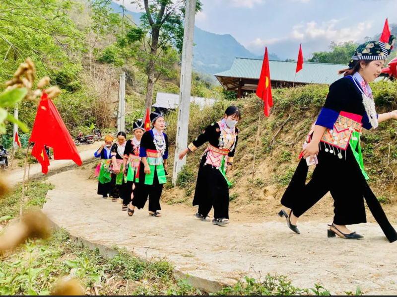 Từ sáng sớm, các con đường về điểm bầu cử rộn rã những bước chân. Bà con dậy sớm, mặc đẹp, háo hức đi bỏ phiếu
