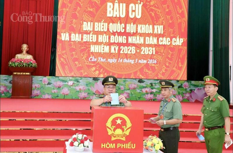 Lãnh đạo, cán bộ, chiến sĩ Công an thành phố Cần Thơ tham gia bỏ phiếu bầu đại biểu Quốc hội khóa XVI và đại biểu Hội đồng nhân dân các cấp nhiệm kỳ 2026 - 2031. Ảnh: Phạm Trung.