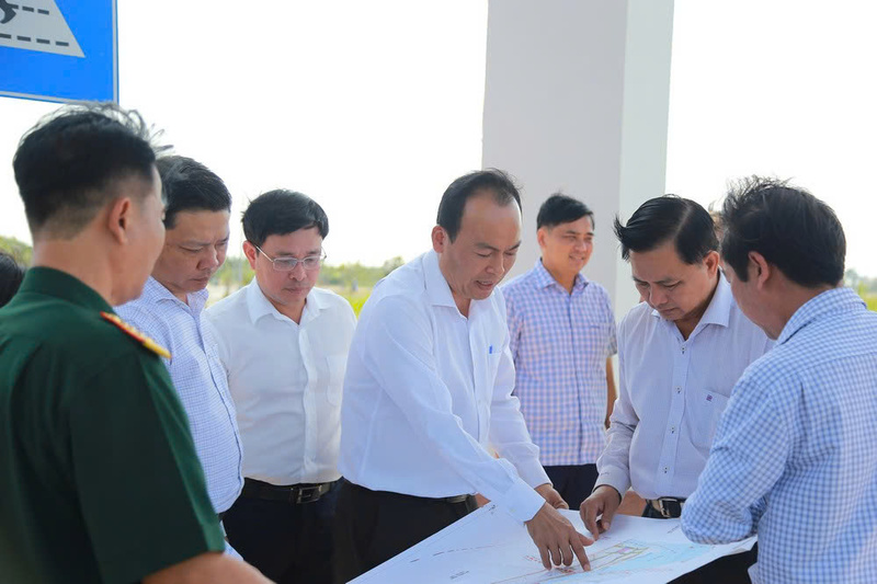 Ông Trần Văn Lâu, Bí thư Tỉnh ủy Vĩnh Long cùng đoàn công tác đã khảo sát tình hình thu hút đầu tư. Ảnh: www.vinhlong.gov.vn.