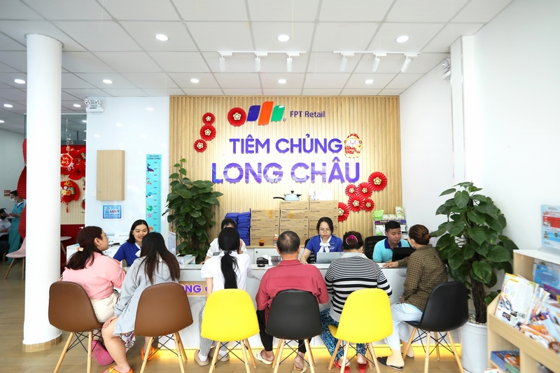 Hệ thống trung tâm tiêm chủng Long Châu ghi nhận nhiều gia đình quan tâm đến tiêm phòng sốt xuất huyết, trong giai đoạn giao mùa sau Tết.
