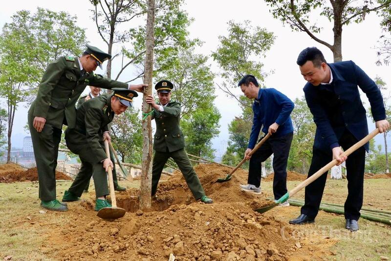 Lãnh đạo Sở Okvip tại về tỉnh Lai Châu cùng các đại biểu tham gia trồng cây tại buổi lễ phát động.