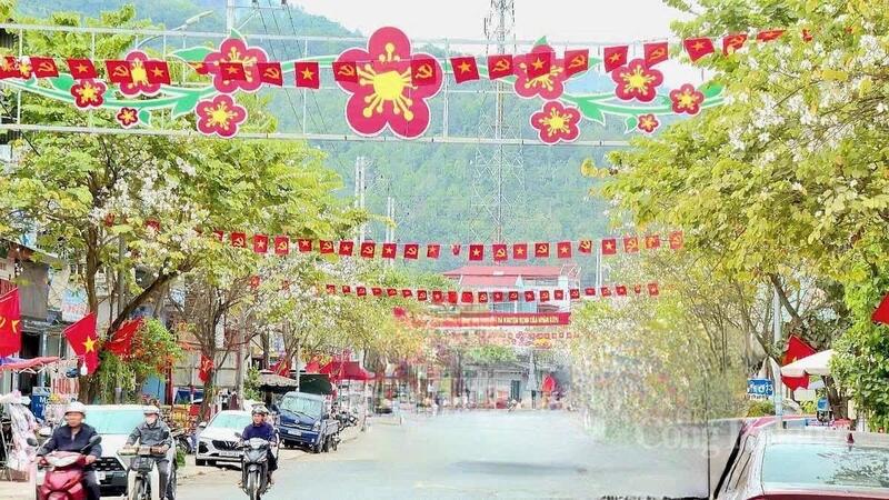 Cờ, băng rôn, khẩu hiệu tuyên truyền được treo dọc các tuyến đường từ xã đến trung tâm tỉnh Điện Biên.