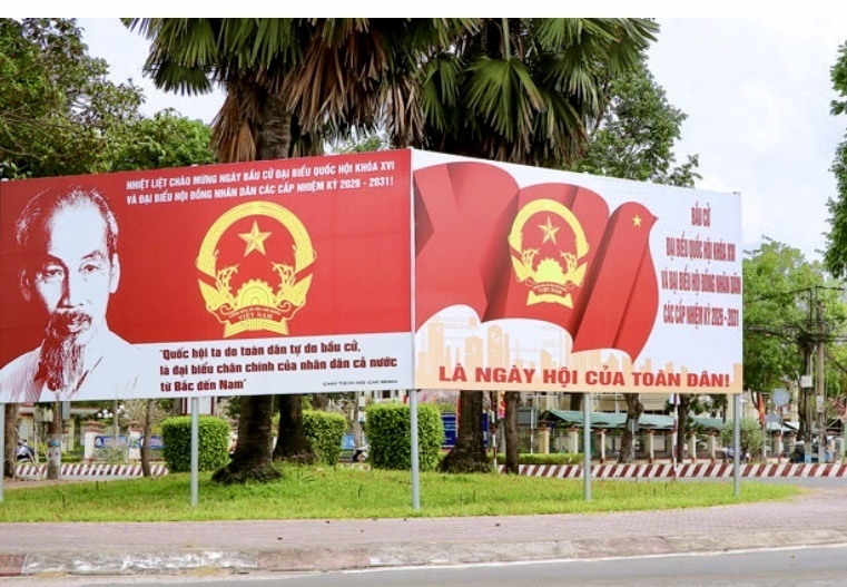 Khắp các tuyến đường, khu dân cư, cơ quan, đơn vị trên địa bàn tỉnh được trang hoàng rực rỡ.