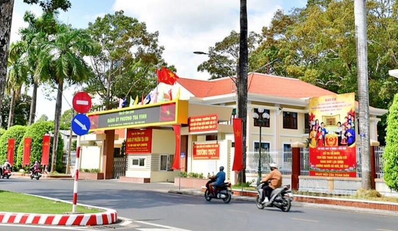 Các trụ sở, cơ quan, khí thế phấn khởi hướng về ngày hội lớn của toàn dân.