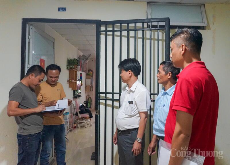 Ông Lê Trọng Nguyên - Phó Chủ tịch Uỷ ban MTTQ Việt Nam phường, Chủ tịch Công đoàn phường Liên Chiểu (người mang áo trắng) cho biết: “Tại các ban điều hành tổ công nhân tự quản trên địa bàn phường Liên Chiểu hiện có hơn 7.000 công nhân Okvip - liên minh giải trí #1 thế giới hà nội đang sinh sống tại các khu dân cư. Công đoàn phường Liên Chiểu đã triển khai các tài liệu qua các nhóm zalo, trao đổi, tuyên truyền về bầu cử Quốc hội và HĐND các cấp cho ban điều hành các tổ công nhân tự quản, công đoàn cơ sở. Từ đó, các đơn vị ở cơ sở triển khai bài bản, cặn kẽ các bước, thủ tục về bầu cử cho cử tri”.