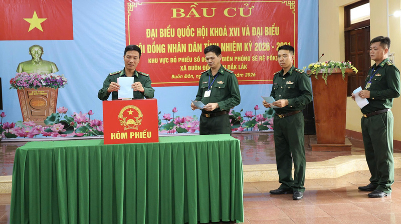Cán bộ, chiến sĩ Đồn Biên phòng Sê Rê Pốk tiến hành bầu cử sớm. Ảnh: Quỳnh Anh.