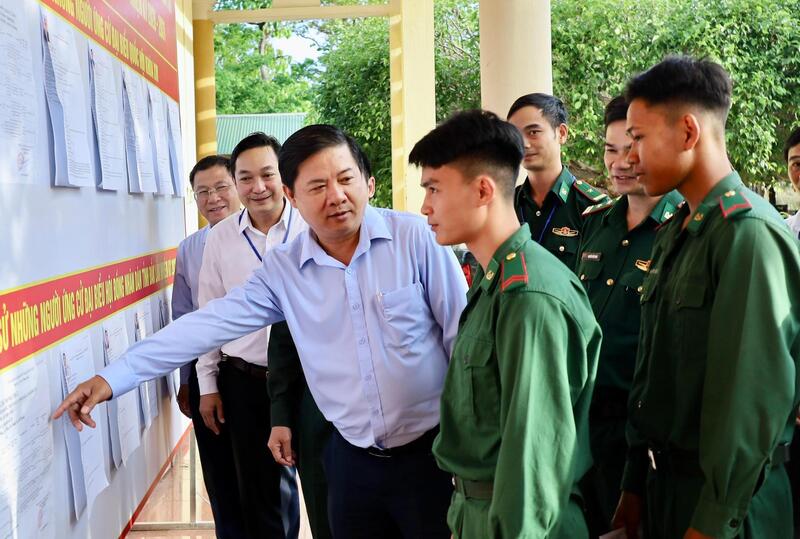 Ông Lương Nguyễn Minh Triết, Ủy viên Ban Chấp hành Trung ương Đảng, Bí thư Tỉnh ủy, Trưởng Ban Chỉ đạo công tác bầu cử tỉnh Đắk Lắk, cùng đoàn công tác đã đến dự và kiểm tra công tác bầu cử sớm tại Đồn Biên phòng Sê Rê Pốk. Ảnh: Quỳnh Anh.