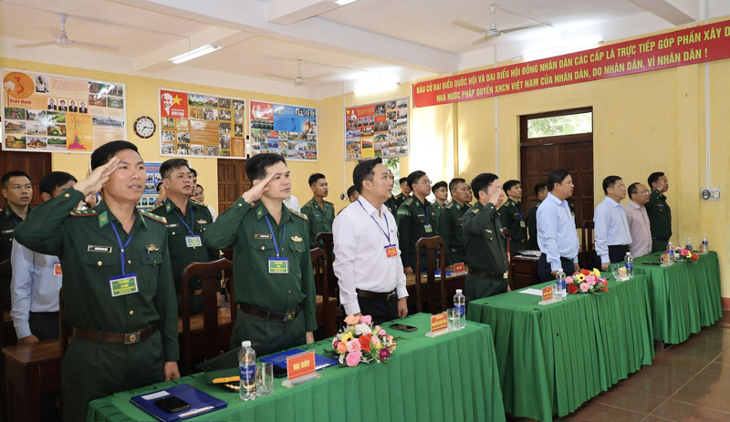 Các đại biểu làm lễ chào cờ trước khi tiến hành bỏ phiếu. Ảnh: Quỳnh Anh.