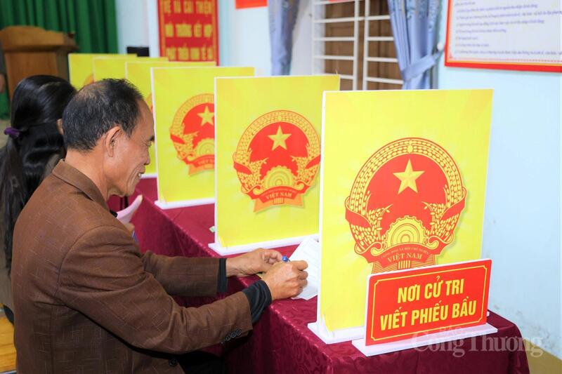 Cử tri Hà Tĩnh tham gia vận hành thử quy trình bầu cử. Ảnh: Phúc Sơn