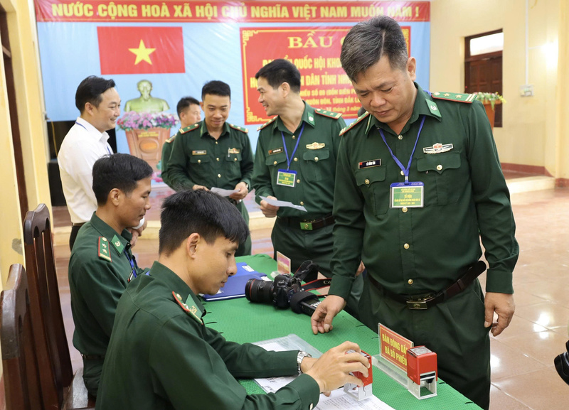 Lực lượng Biên phòng tỉnh Đắk Lắk tham gia bầu cử sớm. Ảnh: Quỳnh Anh.