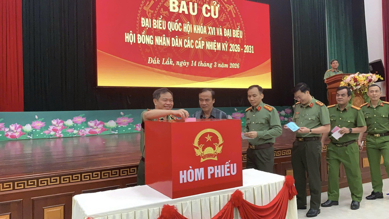 Lãnh đạo Công an tỉnh Đắk Lắk tham gia bầu cử. Ảnh: Công Lý.