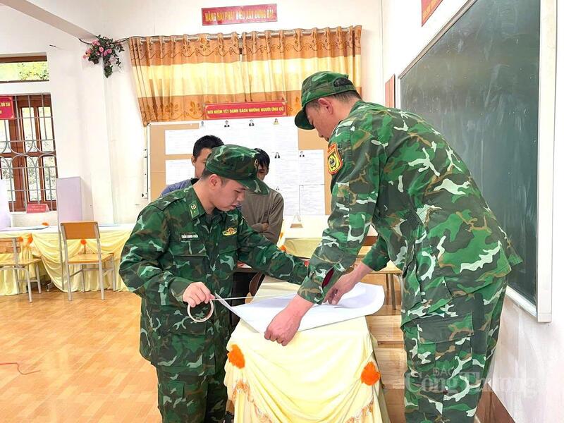 Cán bộ, chiến sĩ đồn biên phòng Quang Long hoàn thiện khu vực bỏ phiếu, sẵn sàng phục vụ cử tri tham gia bầu cử Quốc hội và HĐND các cấp.