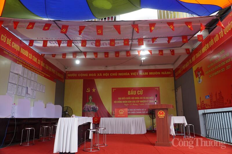 Ngày 14/3, ghi nhận tại khu vực bỏ phiếu số 14 (tổ bầu cử số 14), Ban bầu cử số 5, phường Liên Chiểu (TP. Đà Nẵng), mọi công tác chuẩn bị cho bầu cử đã hoàn tất từ đặt thùng phiếu, bàn phát phiếu bầu, khu vực cử tri viết phiếu bầu....