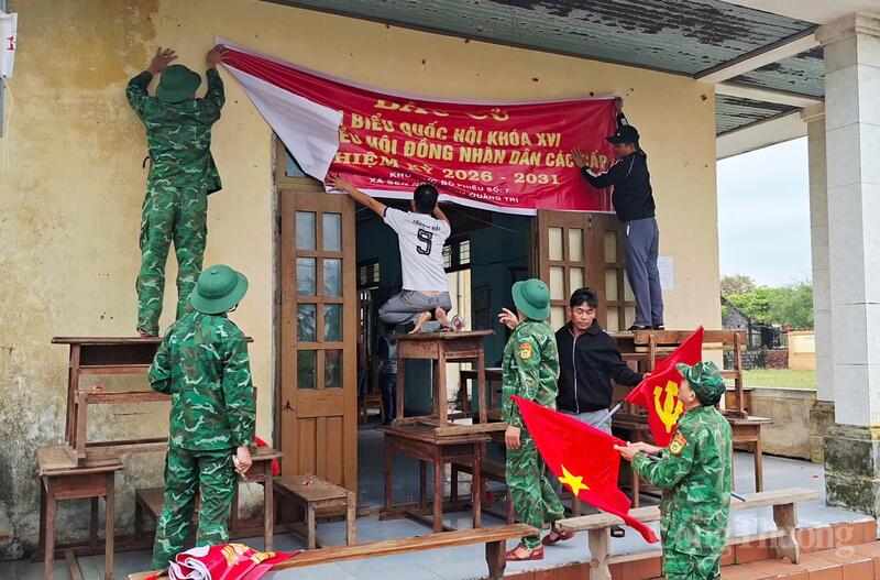 Lực lượng Bộ đội Biên phòng treo cờ, biểu ngữ chuẩn bị cho ngày hội non sông.