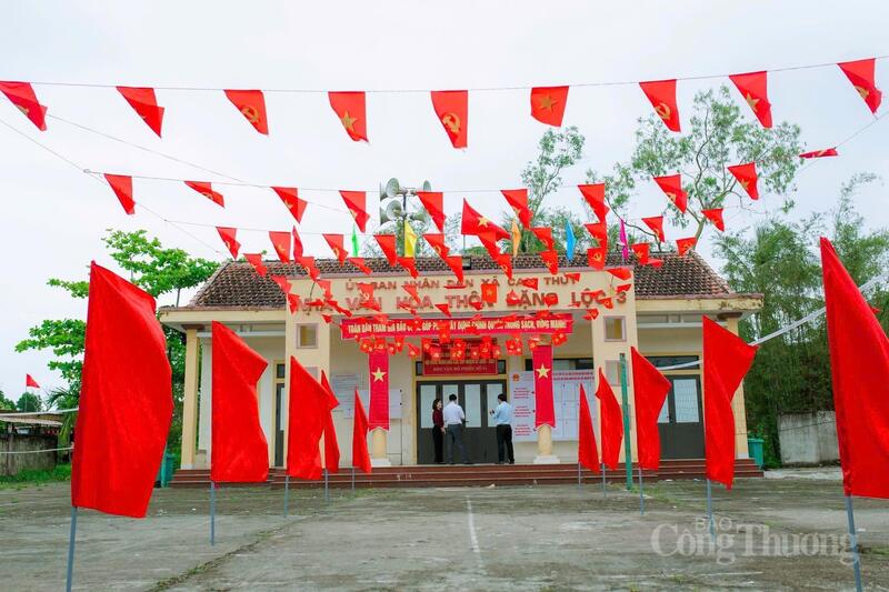 Cờ hoa được trang trí tại nhà văn hoá thôn Đặng Lộc, xã Cam Hồng.