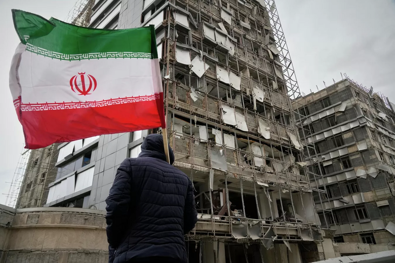 Tòa nhà ở Iran bị hư hại sau các cuộc không kích của Israel. Ảnh: RIA