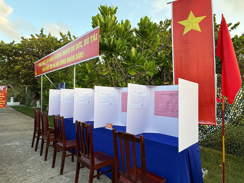 Khu vực bàn ghi phiếu.