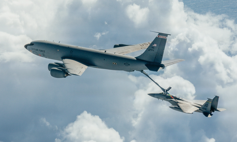 Máy bay KC-135 tiếp dầu cho tiêm kích F-15 Mỹ ở ngoài khơi Hawaii hồi tháng 1/2026. Ảnh: USAF