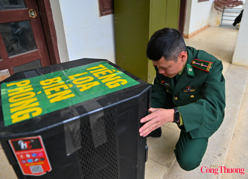 Trước mỗi chuyến đi xuống bản, các cán bộ, chiến sĩ Đồn Biên phòng Lũng Cú lại tất bật chuẩn bị thiết bị tuyên truyền.