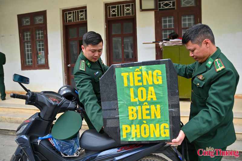 Những chiếc loa di động được kiểm tra pin, điều chỉnh âm lượng rồi buộc chắc chắn phía sau xe máy.