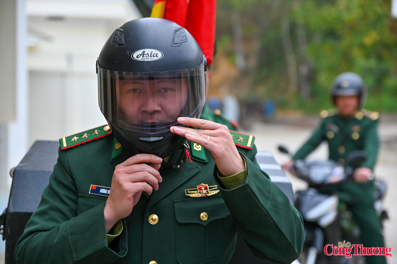 Theo các cán bộ Đồn Biên phòng Lũng Cú, do địa bàn rộng, dân cư sống rải rác, nhiều bản nằm sâu trong núi nên công tác tuyên truyền cần kiên trì, bám sát địa bàn. Bởi vậy, các tổ tuyên truyền thường chia thành nhiều nhóm nhỏ, đến từng thôn bản, thậm chí gõ cửa từng nhà để bảo đảm mọi cử tri đều nắm được thông tin về ngày bầu cử.