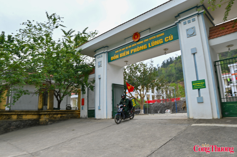 Hằng ngày, cán bộ, chiến sĩ mang loa di động trên xe máy đi dọc các tuyến đường, len vào từng thôn, từng bản để tuyên truyền về thời gian bỏ phiếu, tiêu chuẩn đại biểu, danh sách và tiểu sử tóm tắt của những người ứng cử.