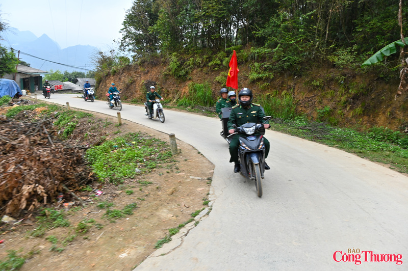 Trên những con đường núi gập ghềnh, chiếc loa phát thanh trở thành “người bạn đồng hành” của các chiến sĩ biên phòng.