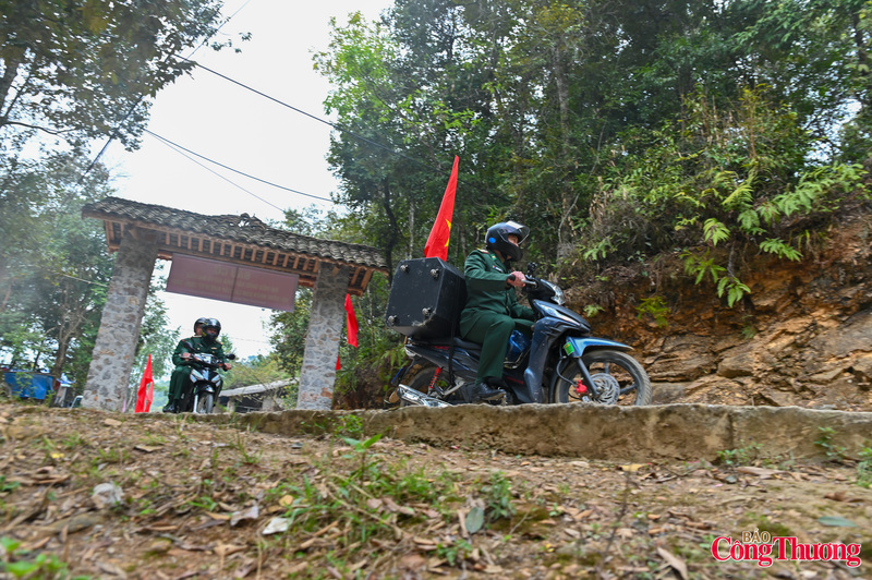 Từ bản này sang bản khác, tiếng loa vang lên giữa núi rừng, mang theo thông tin về ngày bầu cử, nhắc bà con nhớ thời gian, địa điểm bỏ phiếu và vận động đồng bào tham gia ngày hội lớn của đất nước.