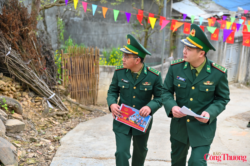 Không chỉ tuyên truyền qua loa phát thanh, các cán bộ, chiến sĩ còn trực tiếp đến từng gia đình để gặp gỡ, trò chuyện với người dân.