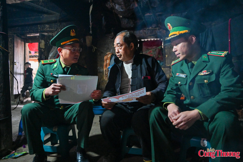 Trong những căn nhà trình tường nằm nép mình bên sườn núi, các anh kiên nhẫn giải thích cho bà con về cách thức bỏ phiếu, vai trò của người đại biểu dân cử cũng như trách nhiệm của mỗi cử tri.